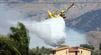 Sicilya Adası'nda Orman Yangını Tehditi: Uçak ve Helikopterlerle Müdahale