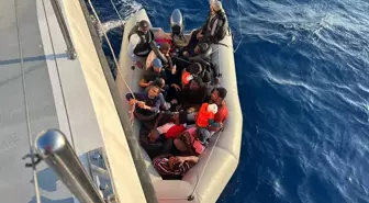 İzmir Açıklarında 18 Düzensiz Göçmen Kurtarıldı, 16 Yakalandı