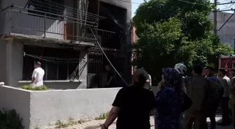İzmir'de Apartmanda Yangın: İki Tüp Patladı, Bir Genç Kız Kurtarıldı