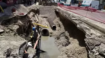 İzmir'de Doğal Gaz Borusunda Patlama, Cadde Trafiğe Kapandı