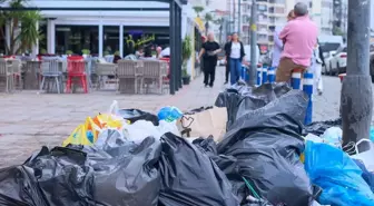 İzmir'de işçilerin grevi nedeniyle temizlik hizmeti de aksıyor