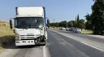 İzmir'de Kamyonet Motosikletlere Çarptı: 1 Ölü, 1 Yaralı