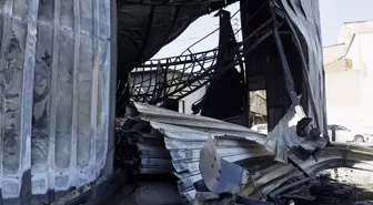 İzmir Buca'da Atık Yangını Mobilya Deposunu Kül Etti
