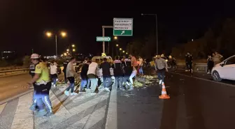 Gaziemir'de Kamyonet Bariyerlere Çarptı: 3 Kişi Yaralı