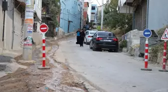 Karabağlar'da Patlayan Su Borusu Mahalleyi Zorda Bıraktı