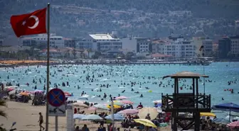 İzmir'de Sıcak Hava Dolayısıyla Çeşme Sahilleri Doldu