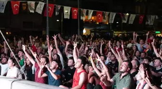 A Milli Basketbol Takımı'nın Final Maçını İzmir'de Dev Ekrandan İzlediler