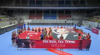 İzmir'de Kadın Voleybol Takımları 'Karma Takım' ile Kurtuluş Gününü Kutladı
