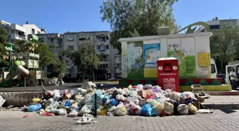 Karşıyaka'da Biriken Çöp Yığınları Vatandaşları Rahatsız Ediyor