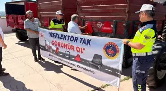 Traktör Sürücülerine 'Reflektör Tak, Görünür Ol' Eğitimi