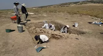Japon Arkeologlar, Bolvadin'deki Üçhöyük Kazısına Öğrencileriyle Katıldı
