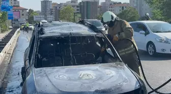 Kadıköy'de Köprü Üzerinde Hafif Ticari Araçta Yangın