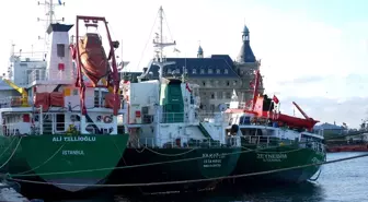 Kadıköy'de Gemide Yangın: İtfaiye Ekipleri Müdahale Etti