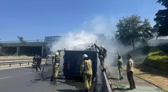 Kadıköy'de Kamyonetin Dorsesinde Yangın Çıktı