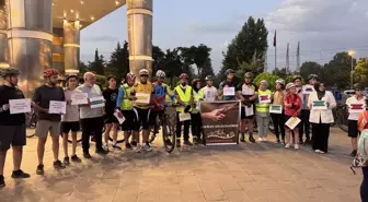 Kadın Bisikletçiler Orman Yangınlarına Dikkat Çekmek İçin Pedal Çevirdi