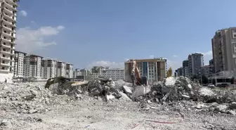 Kahramanmaraş'ta Depremzedeler İçin Bina Yıkım Çalışmaları Devam Ediyor