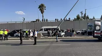 Kahramanmaraş'ta Aydınlatma Direğine Çarpan Otomobilde 3 Yaralı