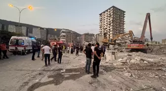 Kahramanmaraş'ta Yıkım Sırasında İş Makinesi Operatörü Enkaz Altında Kaldı