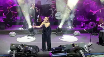 Uluslararası Geleneksel Ağustos Fuarı'nda Merve Özbey Konser Verdi