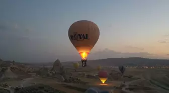 Kapadokya'da Bayram Coşkusu: Balonlar Türk Bayraklarıyla Uçtu