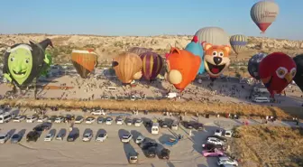 Kapadokya'da Figürlü Sıcak Hava Balonları Festivali Renkli Görüntüler Sunuyor