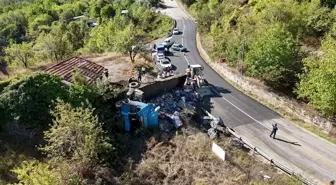Hurda Yüklü Tır Devrildi, Sürücü Hastaneye Kaldırıldı