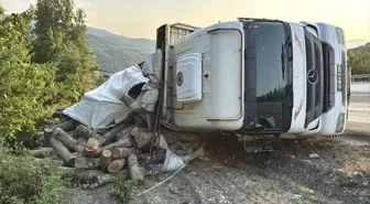 Safranbolu'da Tomruk Yüklü Kamyon Devrildi, Sürücü Yaralandı
