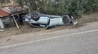 Eflani'de Devri Komple Otomobil Kazası: İki Yaralı