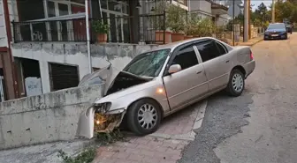 Safranbolu'da Otomobil Duvara Çarptı: Sürücü Yaralandı