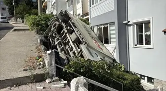 Park Halindeyken Hareket Eden Kamyonet Apartmanın Bahçesine Düştü