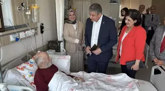 Karabük Valisi Yavuz, Bayramda Hastaları ve Yaşlıları Ziyaret Etti