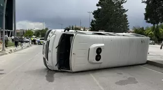 Karaman'da Özel Eğitim Öğrencilerini Taşıyan Servis Aracı ile Kamyonet Çarpıştı