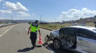 Bingöl'de Otomobil ve Kamyonet Çarpıştı