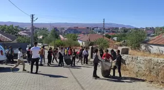 Karlıova'da Öğrenciler Çevre Temizliği Yaptı