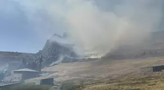 Kars Kalesi Eteklerinde Anız Yangını Kontrol Altına Alındı