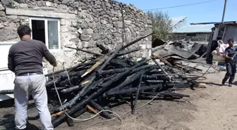 Kars'ın Sarıkamış ilçesinde yangın: 1 ev ve 3 bina kül oldu