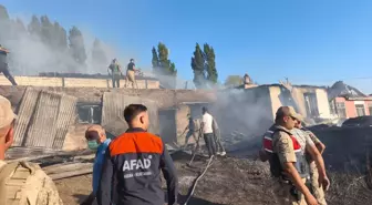 Kars'ta Yangın: 4 Ev, 2 Samanlık ve 1 Ahır Hasar Gördü