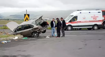 Kars'ta iki otomobilin çarpıştığı kazada 3 kişi yaralandı