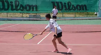 Kars'ta İhtiyaç Sahiplerine Yardım Amaçlı Tenis Turnuvası Düzenlendi