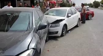 Kars'ta Kontrolden Çıkan Araç Park Halindeki Araçlara Çarpıp Sürücüsünü Yaraladı