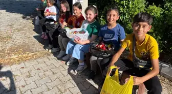 Kaş'ta 100 Yıllık Şeker Dağıtma Geleneği Canlı Tutuluyor