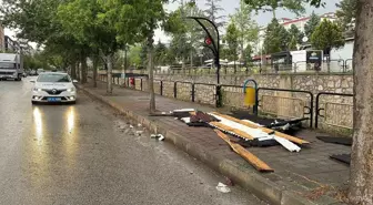 Kastamonu'da Fırtına Elektrik Tellerini Kopardı ve Çatı Uçtu