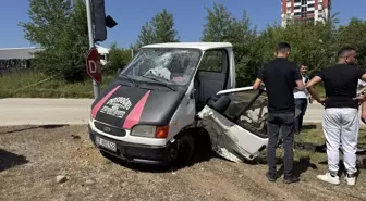 Kastamonu'da Otomobil ve Kamyonet Çarpıştı: 3 Yaralı