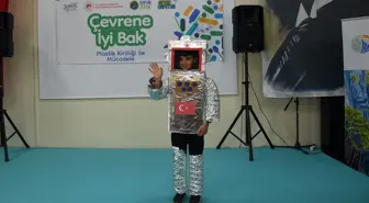 Kastamonu'da öğrenciler atık malzemelerden hazırladıkları kıyafetlerle defile yaptı