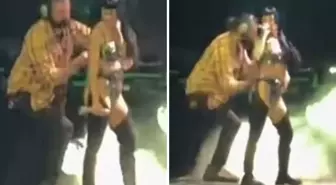 Katy Perry, sahnede şarkı söylediği sırada sütyeni açıldı