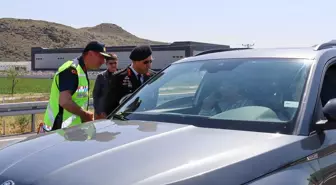 Kayseri'de Jandarma'dan Kurban Bayramı Üzerine Sürücülere Çikolata İkramı