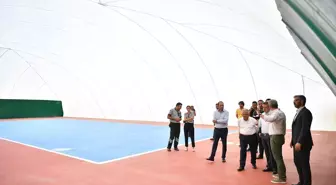 Kayseri'de tenis kortlarının üstlerini kapatma işlemi sürüyor