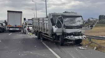 Kayseri'de Tır, Otomobil ve Kamyonet Kazasında 3 Yaralı