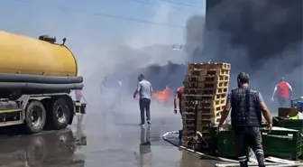 Kemalpaşa'da Depo Yangını: 3 Çalışan Hastaneye Kaldırıldı