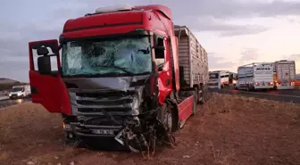 Kilis'te Tır ile Pikabın Çarpışması: 3 Yaralı